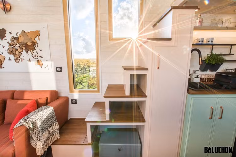 Hiện nay, Baluchon tạo ra những ngôi nhà tí hơn, có thể kéo đi mọi nơi kiểu này theo đơn đặt hàng, vì vậy nếu bạn có đủ ngân sách, bạn có thể mua lấy một ngôi nhà nhỏ với các tấm pin năng lượng mặt trời để tăng tính tự chủ. Điều này có thể giải thích tại sao nhà sản xuất không đưa ra mức giá nhà di động Ala Köl, nhưng bạn nên biết rằng họ có các tùy chọn lên tới 20.000 Euro nếu bạn tự lắp ráp, và lên tới 85.000 Euro với tình trạng sẵn sàng sử dụng, tùy thuộc theo kích thước và cấu hình.