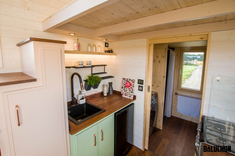 Ala Köl có sàn gỗ toàn bộ (gỗ thông Landes được xử lý nhiệt và vân sam rắn nhuộm màu), mang lại cảm giác mộc mạc, giống như một căn nhà gỗ bên hồ. Các mặt sàn và tường nhà có tích hợp bông, vải lanh và sợi gai dầu cách nhiệt, với sợi gỗ trên trần. Điện sử dụng đến từ một đường dây cắm kiểu RV tiêu chuẩn, và ngoại thất được làm từ nhôm và gỗ tuyết tùng, trên một bộ khung gỗ vân sam.