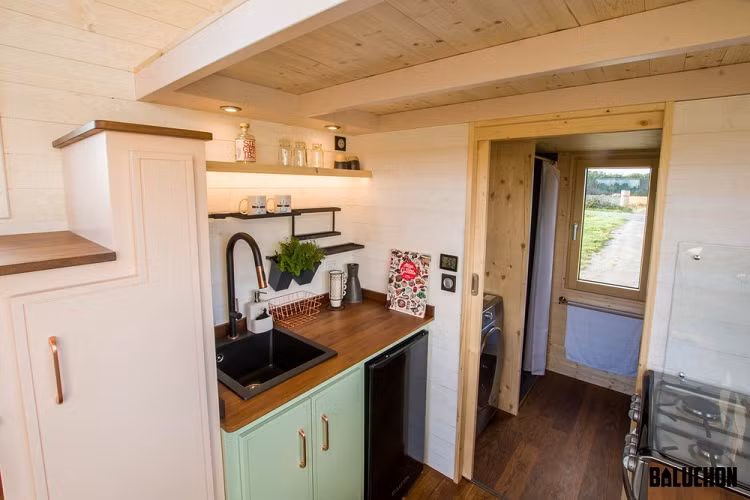 Ala Köl có sàn gỗ toàn bộ (gỗ thông Landes được xử lý nhiệt và vân sam rắn nhuộm màu), mang lại cảm giác mộc mạc, giống như một căn nhà gỗ bên hồ. Các mặt sàn và tường nhà có tích hợp bông, vải lanh và sợi gai dầu cách nhiệt, với sợi gỗ trên trần. Điện sử dụng đến từ một đường dây cắm kiểu RV tiêu chuẩn, và ngoại thất được làm từ nhôm và gỗ tuyết tùng, trên một bộ khung gỗ vân sam.