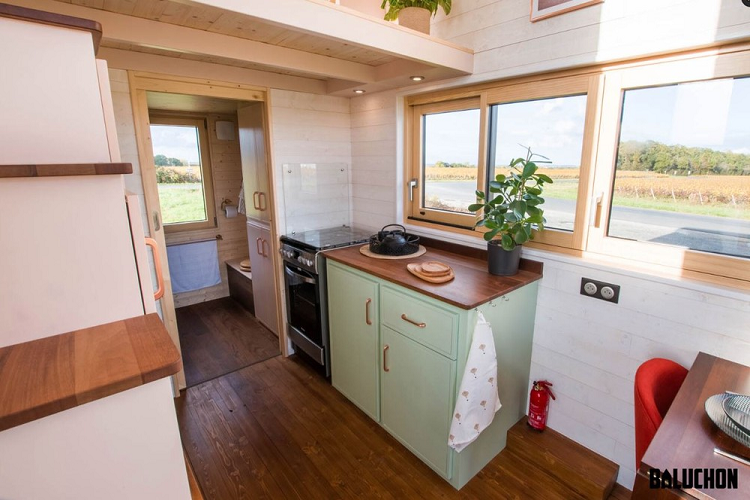 Trên thực tế, tầm nhìn thoáng đãng là điều thứ hai làm cho ngôi nhà nhỏ bé này có vẻ bớt chật chội hơn sau khi loại bỏ tất cả những thứ không cần thiết. Baluchon đã tích hợp các cửa sổ lớn ở tất cả các phía, qua đó đón ánh sáng tự nhiên một cách hiệu quả, và tạo ấn tượng về một không gian rộng rãi hơn.