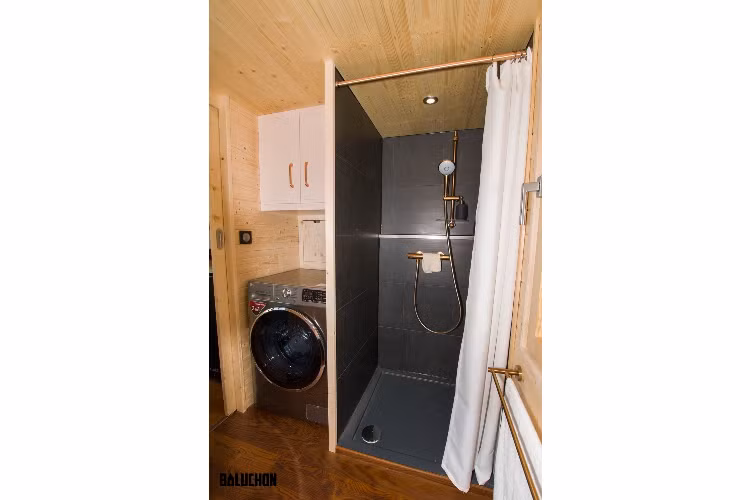 Ngay bên cạnh không gian này là nhà bếp, bao gồm hai mặt bàn, nhiều không gian lưu trữ, một tủ lạnh lớn, bồn rửa và bếp nấu với lò nướng. Từ nhà bếp, bạn chuyển sang phòng tắm thông qua một cánh cửa trượt kết hợp gương lớn. Phòng tắm trong Ala Köl cũng rất tiện nghi và sang trọng, với góc tắm vòi sen riêng biệt, một tủ chứa đồ khô, một máy giặt và nhiều chỗ chứa hơn nữa. Tuy nhiên, phòng tắm này lại không có bồn rửa, một chi tiết cực lạ lùng.