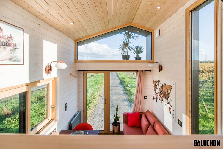 Phòng ngủ nằm ở tầng trên và có thể đi lên thông qua cầu thang tích hợp chỗ chứa đồ. Thiết kế theo chiều dọc là cách tiết kiệm không gian phổ biến với những ngôi nhà tí hon, và Ala Köl đã áp dụng rất tốt ở đây. Phòng ngủ có giường cỡ queen và dĩ nhiên là thêm cả chỗ cất đồ đạc, tất cả đều được trang trí bằng gỗ nhẹ nhàng, đầy phong cách với cửa sổ chạy dọc toàn bộ phía bên để tạo ấn tượng không gian rộng hơn thực tế.