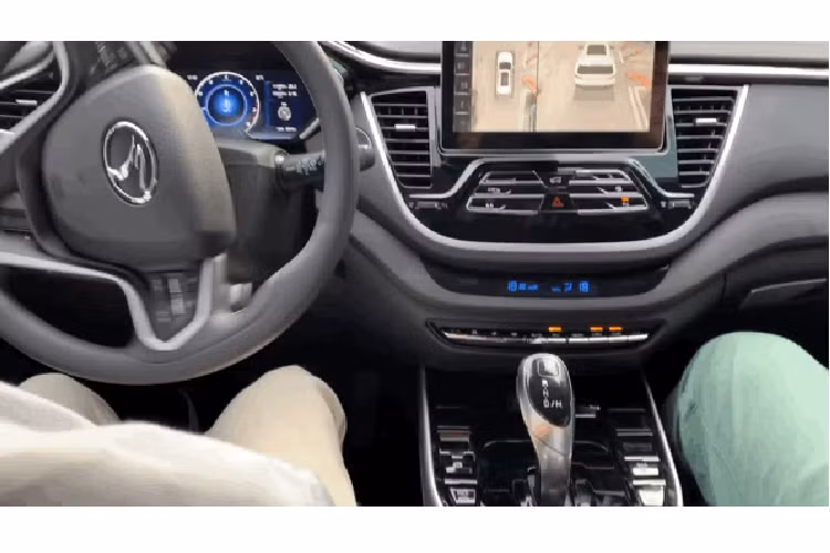 Cụ thể hơn, DX7 Xingyue có lưới tản nhiệt hình đa giác kích thước trung bình, kết nối với hai cụm đèn pha cỡ lớn. Hoa văn trang trí trên lưới tản nhiệt trông khá đẹp mắt, trông giống như một bầu trời đêm nhiều ngôi sao sáng.