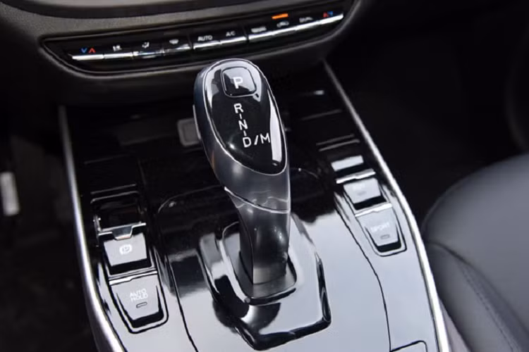 Ở phía sau, Souest DX7 Xingyue mới cũng có những sự thay đổi rõ ràng. Xe mới đã thay thế cụm đèn hậu nhỏ trước đây với loại nguồn sáng LED. Đồng lúc đó, tấm cản va phía sau cũng mang dáng vẻ tương ứng phía trước, và logo cũng được cập nhật phong cách mới hơn. Đối với nội thất, DX7 Xingyue chủ yếu tập trung thay đổi cách thức phối màu. Thay vì sử dụng một màu đen cho tất cả như trước đây, nhà sản xuất đã nâng cấp thành kiểu “đen và trắng phối hợp”.