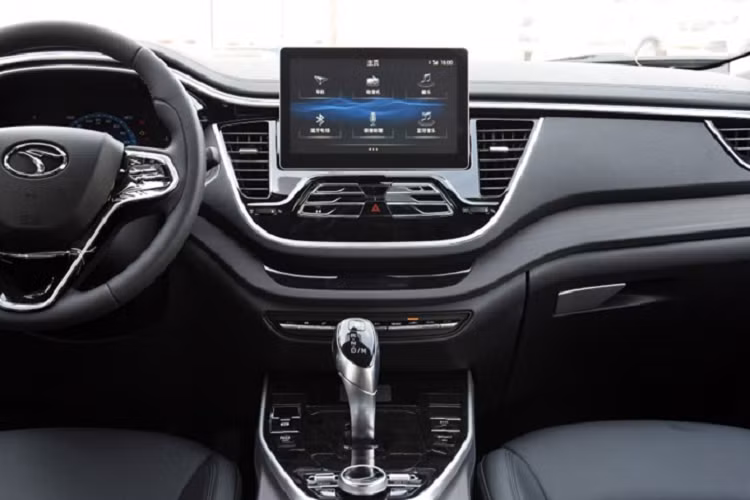 Nhìn sang phía sườn, ta thấy xe có những đường gân rõ ràng, qua đó khiến thân xe trông 3 chiều hơn. Tuy nhiên về cơ bản, xe mới vẫn duy trì độ tương đồng cao so với thế hệ trước. Trên phương diện kích thước, DX7 Xingyue có chiều dài 4.570 mm, rộng 1.905 mm, cao 1.720 mm, và trục cơ sở 2.700 mm. Bên cạnh đó, xe mới cũng sử dụng bộ la-zăng hợp kim nhôm cỡ 18 inch để gây thêm ấn tượng cho người nhìn.