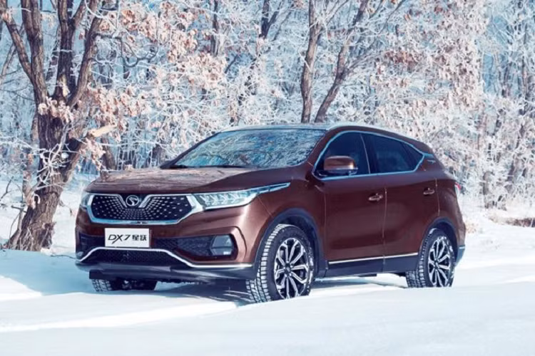 Thị trường nội địa Trung Quốc có tồn tại vô số thương hiệu mà người ngoài không thể biết đến, một trong số đó chính là South East Motor (gọi tắt: Souest). Mới đây, thương hiệu nguồn gốc Phúc Kiến đã giới thiệu một mẫu SUV cỡ C mới mang tên Souest DX7 Xingyue 2020 mới. Về cơ bản, đây là phiên bản nâng cấp giữa vòng đời của SUV DX7 2015.