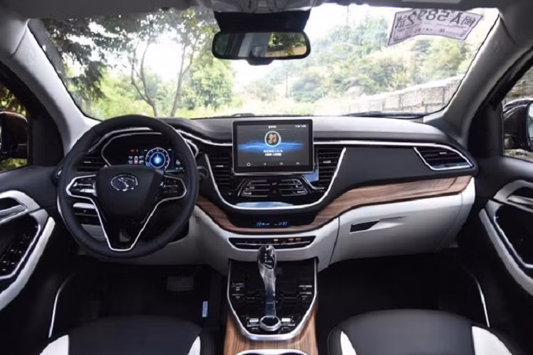 Souest DX7 Xingyue thế hệ mới có thiết kế mặt trước hoàn toàn mới, nâng cấp đáng kể trên cả màu sắc và cấu hình nội thất. Nó sẽ được bán ra thị trường với 4 phiên bản khác nhau với mức giá là từ 119.900 – 139.900 nhân dân tệ (tương đương 399 – 466 triệu đồng).