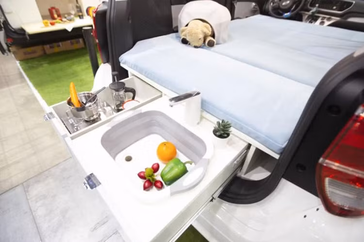 Với phần nóc mở lên cao và trải đệm riêng, Ravy có chỗ cho 4 người ngủ trên mặt lý thuyết. Chiếc xe có cửa thông thường ở phía trước, cửa sập ở phía sau, và cửa trượt phía sau bên hành khách, qua đó tạo lối ra vào tiện dụng cho mọi người. 