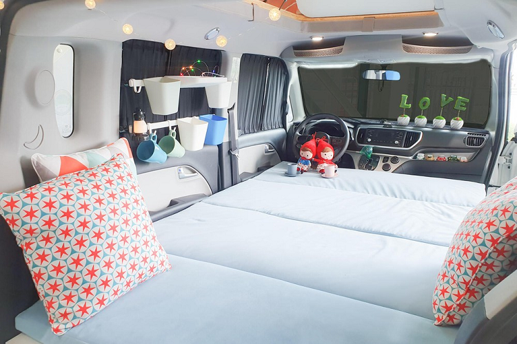 Nhỏ bé là vậy, Daon TNT đã khéo léo sắp xếp những trang bị tiện nghi bên trong cho xe cắm trại Kia Ravy. Bên trong không gian tưởng chừng chật hẹp của xe có một ngăn bếp mini, một giường ngủ, một nguồn điện, và không gian cất giữ tất cả những công cụ cắm trị thiết yếu. Với ghề ngồi phía trước có thể gập phẳng, toàn bộ không gian cabin có thể chuyển đổi thành một không gian ngủ khá rộng rãi.