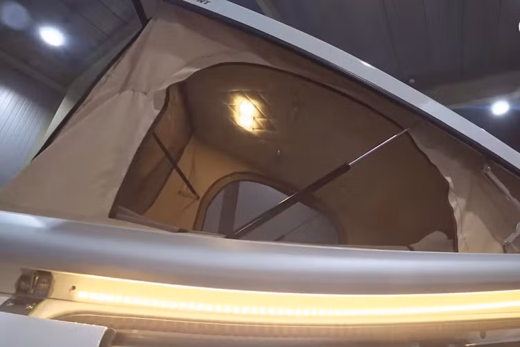 Cùng với những trang bị trên, chiếc xe cắm trại tí hon của Hàn Quốc này còn có hệ thống ánh sáng nội thất bằng đèn LED, một ổ điện cắm máy sưởi, và một bộ pin dự phòng. Mặc dù có vết tiếp xúc giữa 4 bánh xe nhỏ xíu, nhưng Ravy lại cao hơn hầu hết xe độ thị với chiều cao khoảng 1,7 mét, cao hơn gần 10 cm so với Kia Soul.