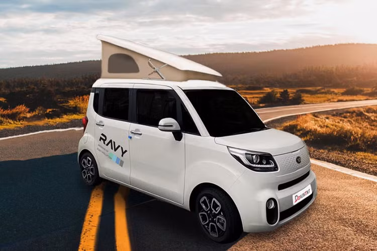 Cách đây không lâu, chúng ta từng biết đến sự tồn tại của một mẫu RV nhỏ gọn mà tiện nghi của người Hàn Quốc mang tên Hyundai Porest. Hôm nay, chung ta sẽ tìm hiểu về một mẫu xe cắm trại nhỏ gọn cực kỳ khác cũng có xuất xứ Hàn Quốc, lần này là làm dựa trên xe Kia - tạm gọi là Kia Ravy mới.