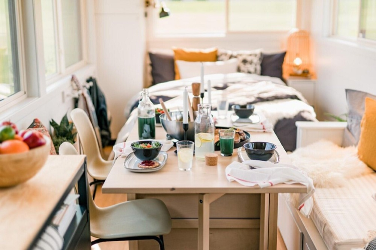 Xây dựng dựa trên mẫu nhà tí hon Vista Boho XL của Escape có giá khởi điểm 47.550 USD, Ikea Tiny Home là một căn nhà di động một tầng dành cho 2 người. Nó có một nhà bếp đầy đủ trang bị, một phòng ăn/phòng làm việc/phòng sinh hoạt nhỏ gọn, một phòng ngủ không gian mở và một phòng tắm tí xíu, tất cả chỉ gói gọn trong không gian sống 17 mét vuông.