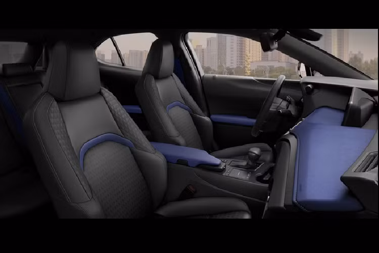 Khoang lái mẫu SUV cỡ nhỏ này được nâng cấp với nội thất màu đen hoặc màu trắng Birch NuLuxe, cùng các chi tiết trang trí và dây đai an toàn màu xanh tạo điểm nhấn.