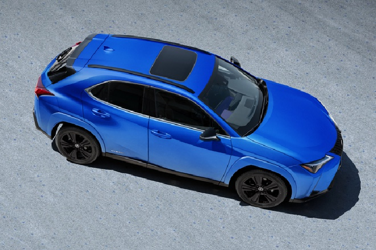 Phiên bản đặc biệt nổi bật với đường viền lưới tản nhiệt tối màu, cùng loạt chi tiết sơn đen như cụm gương chiếu hậu, giá nóc, viền đèn pha, bộ mâm 18 inch và đai ốc bánh xe.