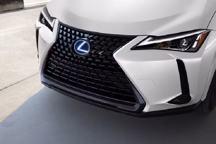 Phiên bản của mẫu xe sang Lexus UX 250h Black Line 2021 sở hữu màu sơn ngoại thất xanh Grecian Water hoàn toàn mới. Khách hàng cũng có thể chọn màu trắng Eminent hoặc Caviar.