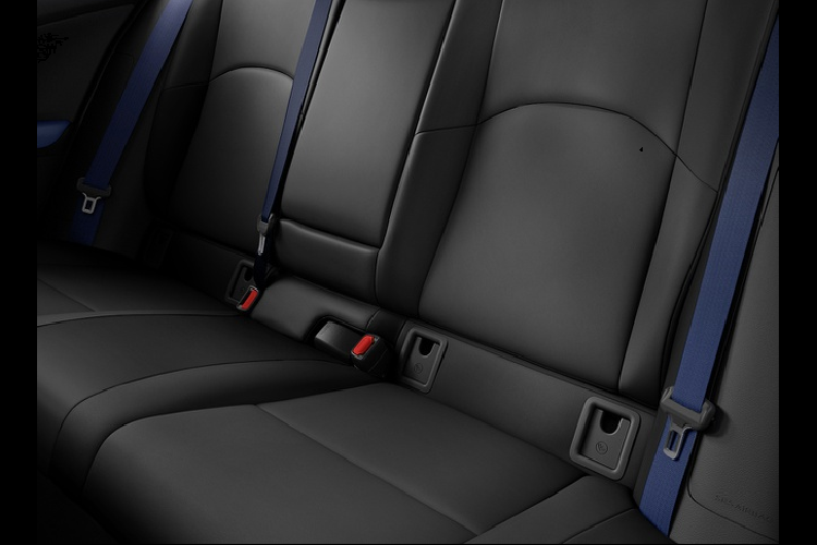 UX 250h Black Line 2021 được trang bị vô lăng có sưởi, gương hậu chống chói, sạc không dây cho smartphone, kính lái chống đóng băng, cốp điện và hỗ trợ đỗ xe.