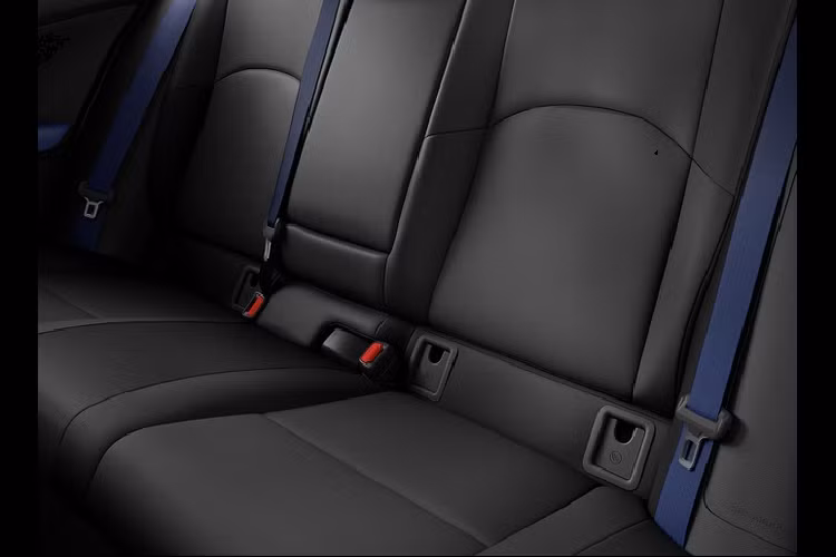 UX 250h Black Line 2021 được trang bị vô lăng có sưởi, gương hậu chống chói, sạc không dây cho smartphone, kính lái chống đóng băng, cốp điện và hỗ trợ đỗ xe.