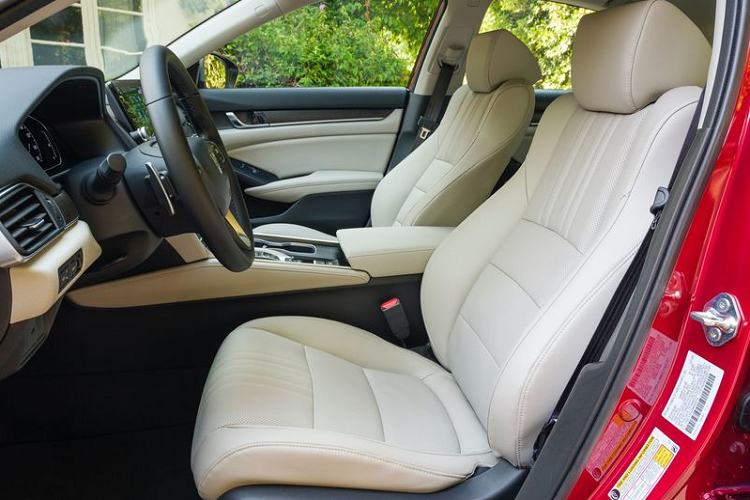 Đối với nội thất, Honda Accord mới được trang bị hệ thống thông tin giải trí với màn hình cảm ứng Display Audio 8 inch tiêu chuẩn, hỗ trợ Apple CarPlay và Android Auto. Đặc biệt, bản EX-L và Touring sẽ có tính năng Apple CarPlay và Android Auto không dây mới.