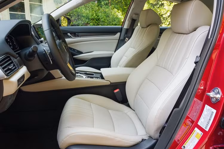 Đối với nội thất, Honda Accord mới được trang bị hệ thống thông tin giải trí với màn hình cảm ứng Display Audio 8 inch tiêu chuẩn, hỗ trợ Apple CarPlay và Android Auto. Đặc biệt, bản EX-L và Touring sẽ có tính năng Apple CarPlay và Android Auto không dây mới.