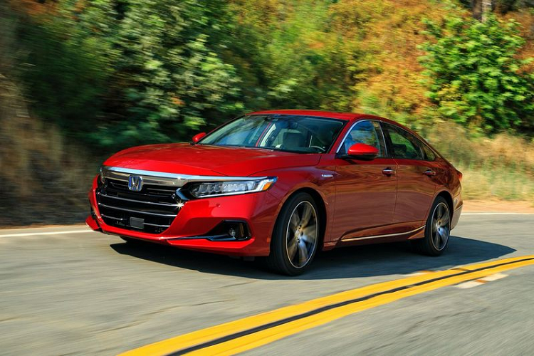 Cụ thể, cả động cơ tăng áp 1.5L 192 mã lực và 2.0L 252 mã lực đều được cập nhật phần mềm quản lý động cơ để kiểm soát bướm ga tuyến tính cho những phản ứng nhạy bén hơn.