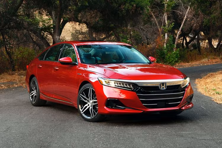  Honda Accord 2021 mới sở hữu ngoại thất thiết kế mới mẻ, với những sửa đổi chính là lưới tản nhiệt rộng hơn tích hợp bộ phận ra-đa cải tiến dành cho gói an toàn chủ động Honda Sensing, đèn pha LED mới (từ phiên bản EX trở lên) với dải chiếu sáng xuống đường dài hơn và rộng hơn cùng các hốc đặt đèn sương mù nhỏ hơn.