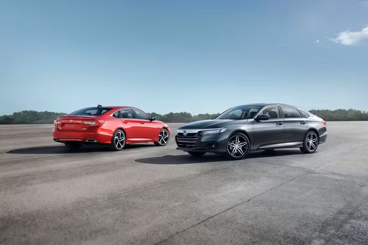 Thêm nữa, động cơ tăng áp 1.5L của Accord đã được cải tiến hệ thống Idle Stop với khả năng khởi động động cơ nhanh hơn khi người lái nhả phanh. Tuy nhiên, cỗ máy 1.5L này sẽ chỉ kết hợp với hộp số CVT vì hộp số sàn đã bị loại bỏ, các bản động cơ 2.0L hoạt động với hộp số tự động 10 cấp. Hệ thống phanh cũng được cập nhật để tương tác mượt mà hơn, đặc biệt là khi xe chạy ở tốc độ thấp.