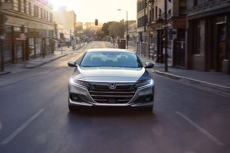 Đối với phiên bản 2021, Honda cũng bổ sung phiên bản Sport Special Edition mới "thế chỗ" của Accord EX 1.5T. Accord Sport SE thực chất là một chiếc Accord Sport nhưng có thêm nhiều tính năng mới gồm ghế ngồi bọc da, ghế trước có sưởi, ghế lái chỉnh điện 12 hướng, ghế hành khách chỉnh điện 4 hướng, gương chiếu hậu có sưởi, Smart Entry và khởi động máy từ xa.