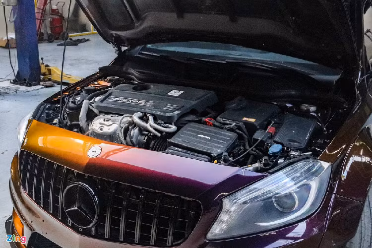 Nguyên bản, Mercedes-AMG A 45 độ màu sơn này được trang bị động cơ tăng áp 4 xi-lanh thẳng hàng, dung tích 2.0L, sản sinh công suất 376 mã lực và mô-men xoắn 475 Nm. Xe đi kèm hộp số ly hợp kép 7 cấp AMG Speedshift DCT và hệ dẫn động 4 bánh 4MATIC. 