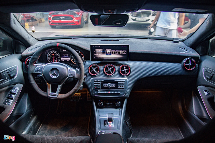 Ở bên trong, nội thất của xe cũng được tùy chỉnh. Phần lớn nội thất xe được bọc lại da Alcantara cao cấp. Bộ ghế AMG nguyên bản được thay bằng ghế xe đua. Còn lại, khoang lái vẫn giữ màu đen và đỏ chủ đạo cùng các chi tiết ốp vân carbon mờ.