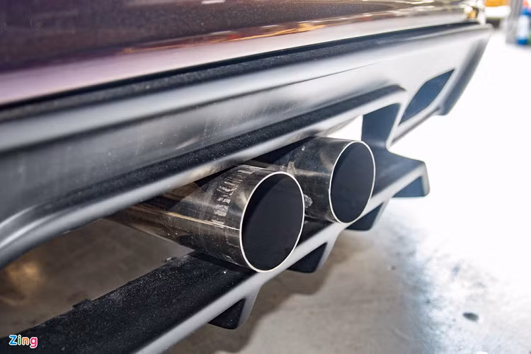 Do sức mạnh của xe đã được nâng cấp nên hệ thống ống xả cũng được thay mới. Xe được trang bị ống xả IPE và thay đổi cấu trúc thành ống xả giữa. Trên Mercedes-AMG A 45 nguyên bản, hệ thống ống xả chia 2 bên đối xứng. 