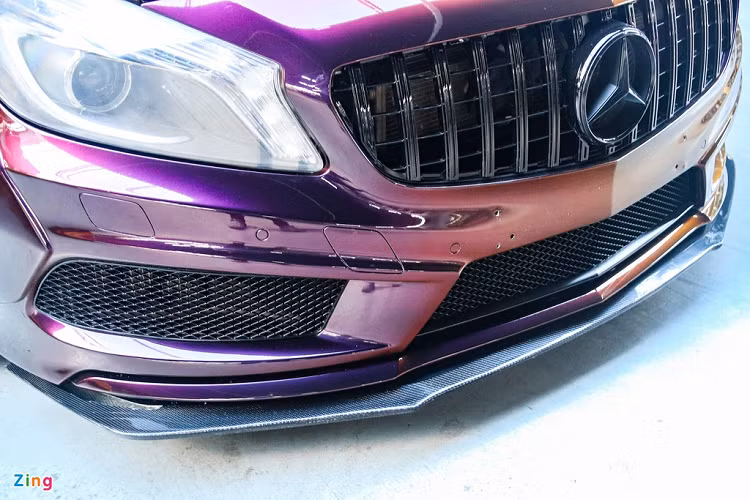 Bên cạnh thân rộng, xe được trang bị chi tiết tăng tính khí động học như cánh lướt gió carbon ở phía trước và phía sau là hệ thống khuếch tán mới cùng cánh gió trên mui. Nắp ca-pô cũng trở nên hầm hố hơn với các hốc gió xuất hiện dày đặc. 