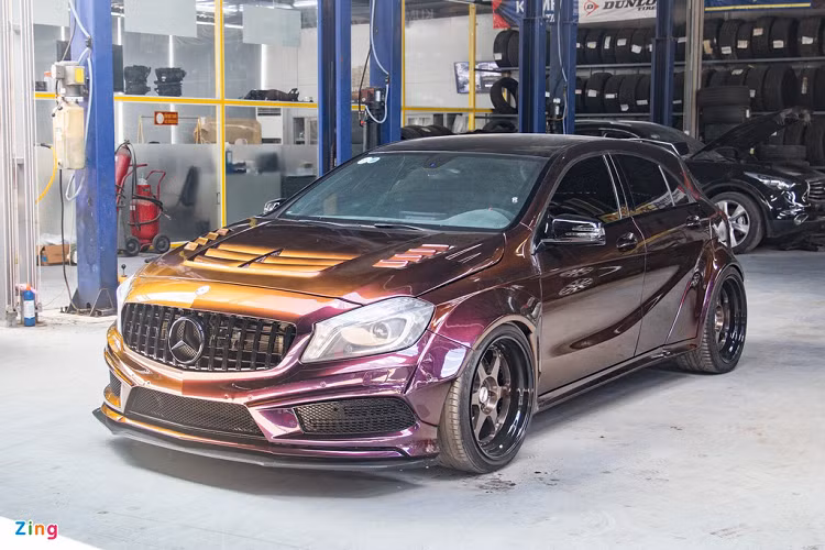 Dù không quá phổ biến tại Việt Nam như C-Class hay E-Class, nhưng mẫu xe sang Mercedes-Benz A-Class vẫn được nhiều người biết đến nhờ kiểu dáng hatchback thể thao. Không chỉ A-Class tiêu chuẩn, phiên bản hiệu năng cao Mercedes-AMG A 45 cũng thu hút được rất nhiều sự quan tâm của khách hàng Việt. 