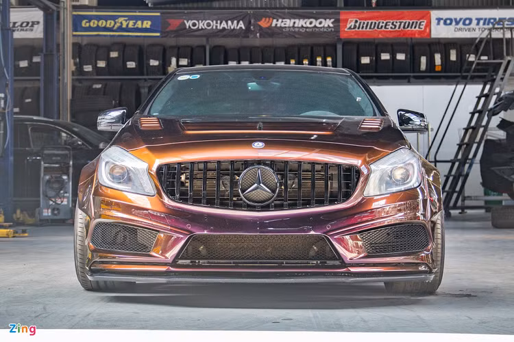 Được biết, A 45 là mẫu xe thuần AMG có số lượng đông đảo nhất tại Việt Nam hiện nay, dù xe chỉ mới được phân phối chính hãng từ năm 2016. Để trở nên đặc biệt hơn, một chủ xe tại TP.HCM đã mạnh tay lột xác chiếc hatchback này từ trong ra ngoài.