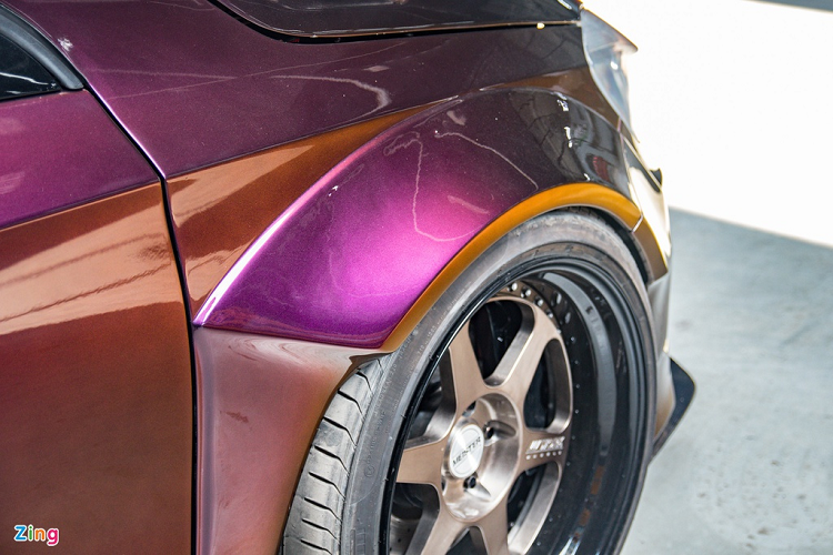 Nếu chỉ đổi màu, chiếc xe hiệu năng cao này vẫn chưa thật sự khác biệt. Ngoại hình của chiếc A 45 này trở nên hầm hố hơn nhờ gói độ thân rộng cùng các chi tiết khí động học mới. Phong cách độ thân rộng đã xuất hiện tại Việt Nam từ vài năm trước nhưng chỉ thật sự được nhiều người biết đến nhờ siêu xe Ferrari 458 Italia độ Liberty Walk. 