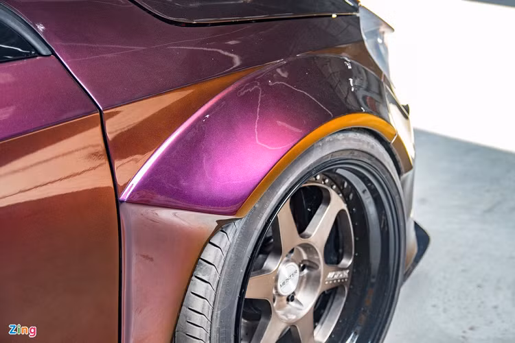 Nếu chỉ đổi màu, chiếc xe hiệu năng cao này vẫn chưa thật sự khác biệt. Ngoại hình của chiếc A 45 này trở nên hầm hố hơn nhờ gói độ thân rộng cùng các chi tiết khí động học mới. Phong cách độ thân rộng đã xuất hiện tại Việt Nam từ vài năm trước nhưng chỉ thật sự được nhiều người biết đến nhờ siêu xe Ferrari 458 Italia độ Liberty Walk. 