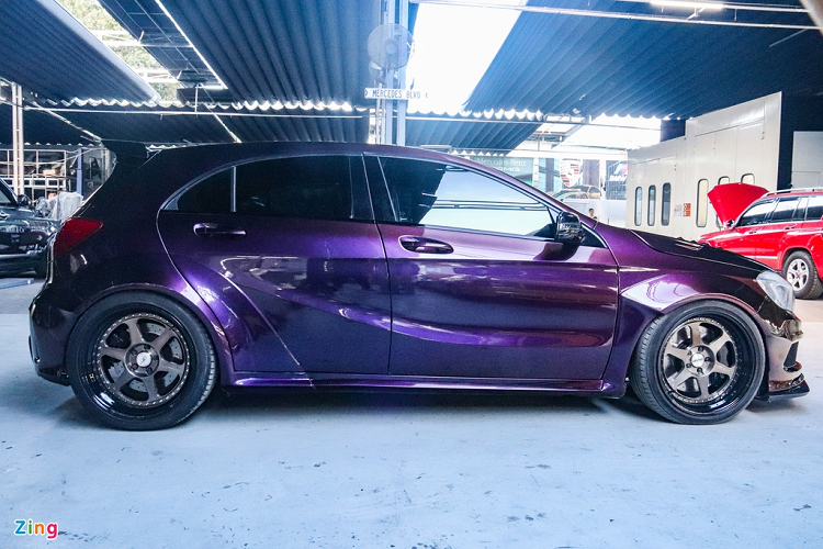 Chiếc Mercedes-AMG A 45 cỡ nhỏ này được phối chuyển sắc 3 màu là tím, vàng và nâu. Dựa vào cường độ ánh sáng và góc nhìn mà bạn sẽ thấy màu sơn xe là tím, vàng, nâu hoặc màu sắc trộn từ cả 3 màu trên.