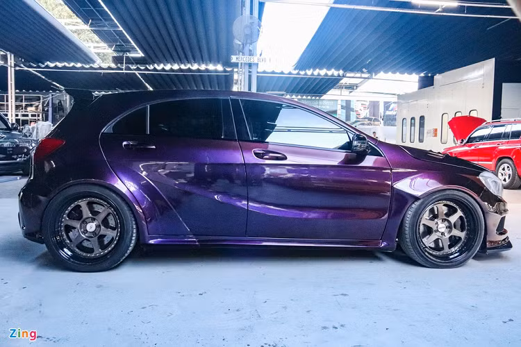 Chiếc Mercedes-AMG A 45 cỡ nhỏ này được phối chuyển sắc 3 màu là tím, vàng và nâu. Dựa vào cường độ ánh sáng và góc nhìn mà bạn sẽ thấy màu sơn xe là tím, vàng, nâu hoặc màu sắc trộn từ cả 3 màu trên.