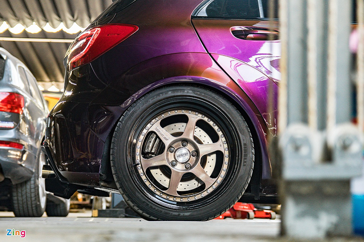 Bộ mâm nguyên bản 18 inch của AMG được thay bằng bộ mâm 19 inch 6 chấu thể thao của Work Meister. Điểm đặc biệt của bộ mâm này là được cấu thành từ 3 mảnh và các chấu được đặt sâu vào bên trong.