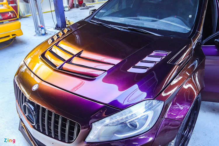 Chiếc A 45 trong bài đã được nâng cấp sức mạnh với bộ tăng áp hiệu suất cao, hệ thống giải nhiệt, hệ thống nạp khí và tinh chỉnh ECU. Sau khi nâng cấp, sức mạnh của xe đạt mức 500 mã lực, tăng hơn 120 mã lực so với nguyên bản.