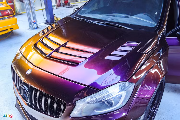 Chiếc A 45 trong bài đã được nâng cấp sức mạnh với bộ tăng áp hiệu suất cao, hệ thống giải nhiệt, hệ thống nạp khí và tinh chỉnh ECU. Sau khi nâng cấp, sức mạnh của xe đạt mức 500 mã lực, tăng hơn 120 mã lực so với nguyên bản.