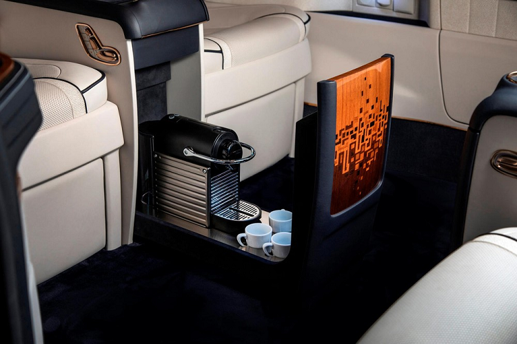 Như thể những tính năng trên là chưa đủ, chiếc V-Class này còn có màn hình kiêm vách ngăn giống như xe limo, bàn bên cạnh, chỗ để chân và thậm chí cả ghế mát-xa. Đối với những người thấy khát, Artisan cung cấp một minibar, tủ lạnh sâm panh và máy pha cà phê espresso, và trần xe được bao phủ bởi những đèn LED siêu nhỏ trông giống như "đêm tối mùa hè đầy sao". Ngoại thất của chiếc V-Class này cũng có tấm cản va trước và sau mới để tạo thêm nét độc quyền cho một chiếc xe van tinh tế.