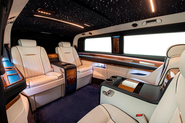 Dựa theo công ty, “chiếc V-Class Artisan Edition này là một phương sang trọng vô cùng đặc biệt và độc nhất”, và điều này hoàn toàn đáng tin một khi bạn nhìn vào một số tính năng của nó. Artisan sở hữu nội thất dát vàng Rose 24k, hơn 4.500 giờ lao động và 200 quy trình sản xuất độc đáo.