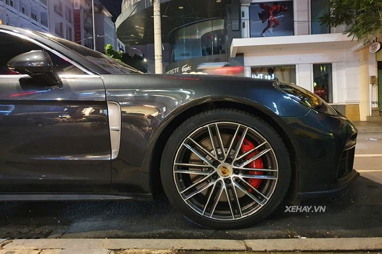 Những chi tiết còn lại của Porsche Panamera Turbo vẫn tương tự như các Panamera Turbo khác ở Việt Nam, trong đó, cánh gió thể thao ở phía sau la đáng chú ý nhất, cánh gió này có thiết kế tách ra khỏi thân xe, nâng lên cao tăng lực ép khi vận hành ở tốc độ cao và có thể đóng/mở bằng nút bấm bên trong xe.