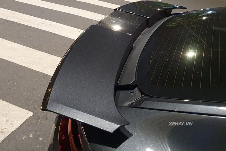 Để tăng sự tiện nghi, chủ xe cũng “mạnh tay” chi thêm gần 130 triệu VNĐ để sở hữu cửa sổ trời toàn cảnh với hai vùng điều khiển độc lập. Ngoài ra, tiện nghi cửa hít tự động (dành riêng cho các xe hạng sang và siêu sang) cũng được trang bị trên xe.