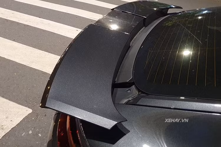 Để tăng sự tiện nghi, chủ xe cũng “mạnh tay” chi thêm gần 130 triệu VNĐ để sở hữu cửa sổ trời toàn cảnh với hai vùng điều khiển độc lập. Ngoài ra, tiện nghi cửa hít tự động (dành riêng cho các xe hạng sang và siêu sang) cũng được trang bị trên xe.