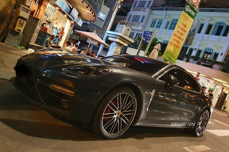 Chưa hết, "đồ chơi" trên Porsche Panamera Turbo hàng hiếm này còn bao gồm bộ la-zăng đường kính 21 inch theo phong cách 911 Turbo Design đi kèm nắp mâm xe có logo Porsche in màu. Được biết, tùy chọn này có giá lên tới 200 triệu VNĐ. Hệ thống ống xả thể thao cũng là một trang bị tiêu tốn thêm khá nhiều tiền của chủ xe.