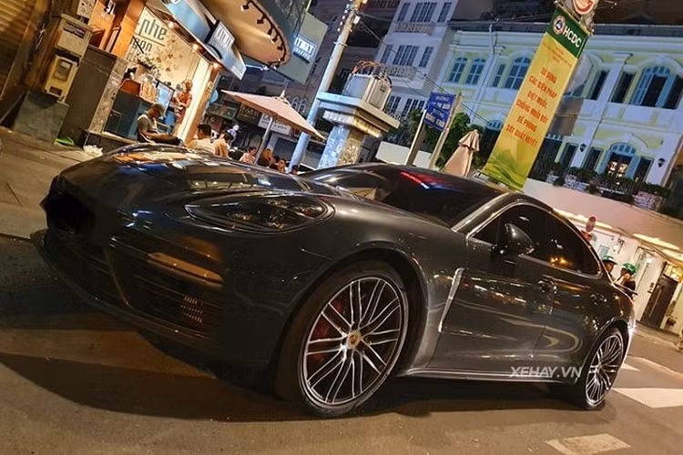 Chưa hết, "đồ chơi" trên Porsche Panamera Turbo hàng hiếm này còn bao gồm bộ la-zăng đường kính 21 inch theo phong cách 911 Turbo Design đi kèm nắp mâm xe có logo Porsche in màu. Được biết, tùy chọn này có giá lên tới 200 triệu VNĐ. Hệ thống ống xả thể thao cũng là một trang bị tiêu tốn thêm khá nhiều tiền của chủ xe.