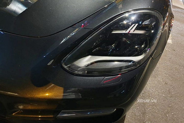 Cung cấp sức mạnh cho Porsche Panamera Turbo là cỗ máy tăng áp kép V8 4.0L, cho công suất 550 mã lực và mô-men xoắn cực đại 770Nm, giúp xe tăng tốc từ 0-100 km trong 3,8 giây, với gói kích hoạt chức năng thể thao Sport Chrono Package, thời gian tăng tốc chỉ còn 3,6 giây. Tốc độ tối đa của xe là 306 km/h.