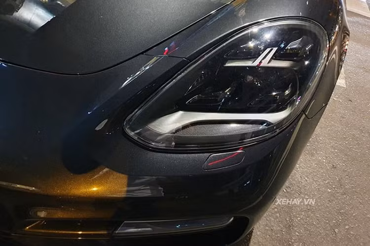 Cung cấp sức mạnh cho Porsche Panamera Turbo là cỗ máy tăng áp kép V8 4.0L, cho công suất 550 mã lực và mô-men xoắn cực đại 770Nm, giúp xe tăng tốc từ 0-100 km trong 3,8 giây, với gói kích hoạt chức năng thể thao Sport Chrono Package, thời gian tăng tốc chỉ còn 3,6 giây. Tốc độ tối đa của xe là 306 km/h.