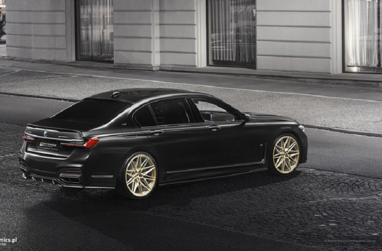 Một chi tiết đáng chú ý nữa là hệ thống treo khí nén của BMW M760Li xDrive đã được sửa đổi, giúp hạ thấp gầm xe, mang đến cho chiếc sedan vẻ ngoài mạnh mẽ hơn.